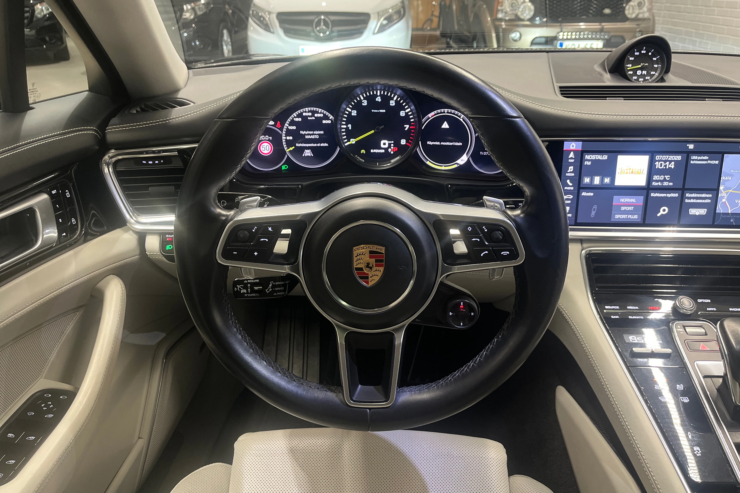 harmaa Porsche Panamera 2020 kuva 14.