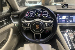 harmaa Porsche Panamera 2020 kuva 14.
