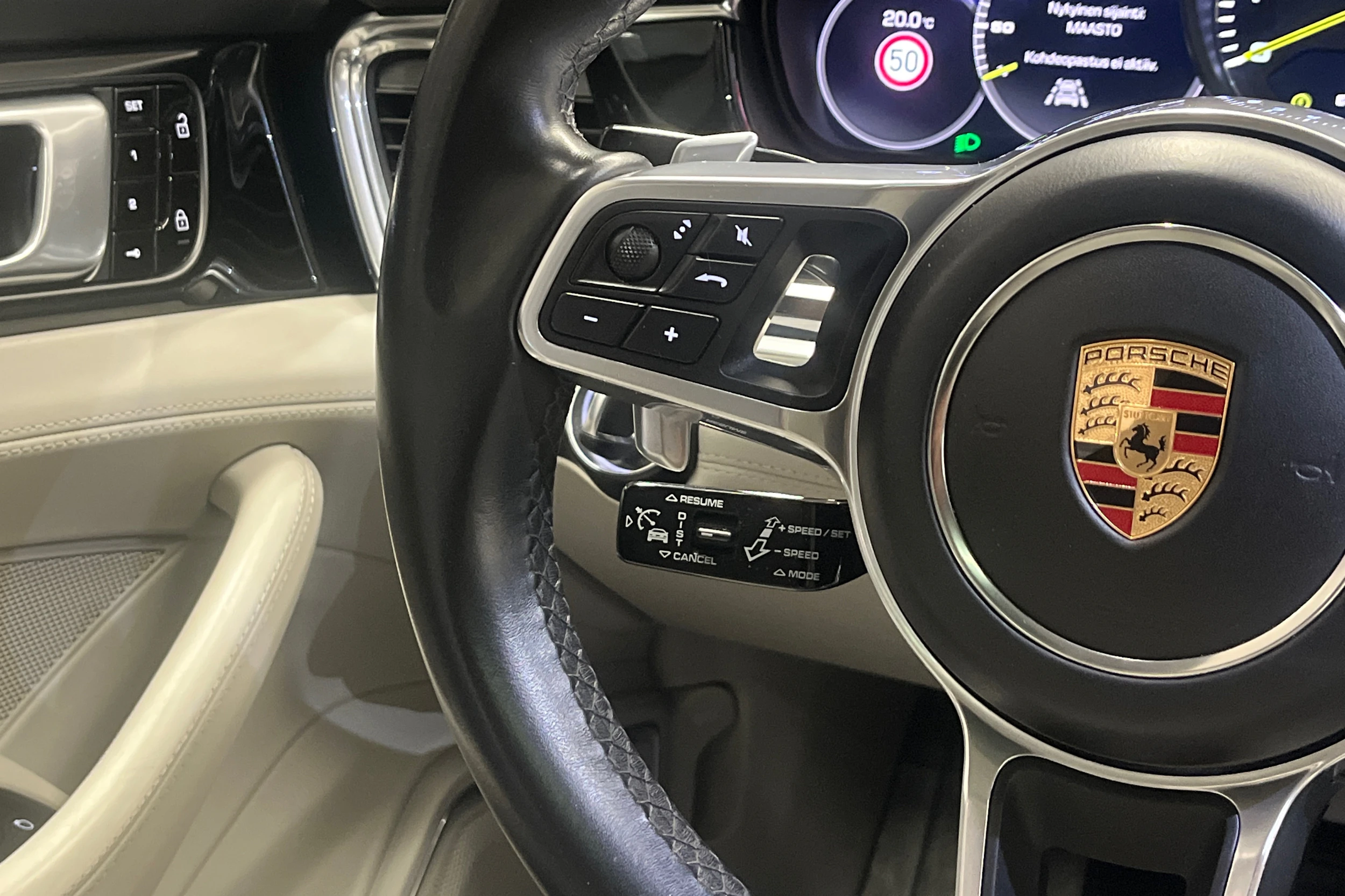 harmaa Porsche Panamera 2020 kuva 15.