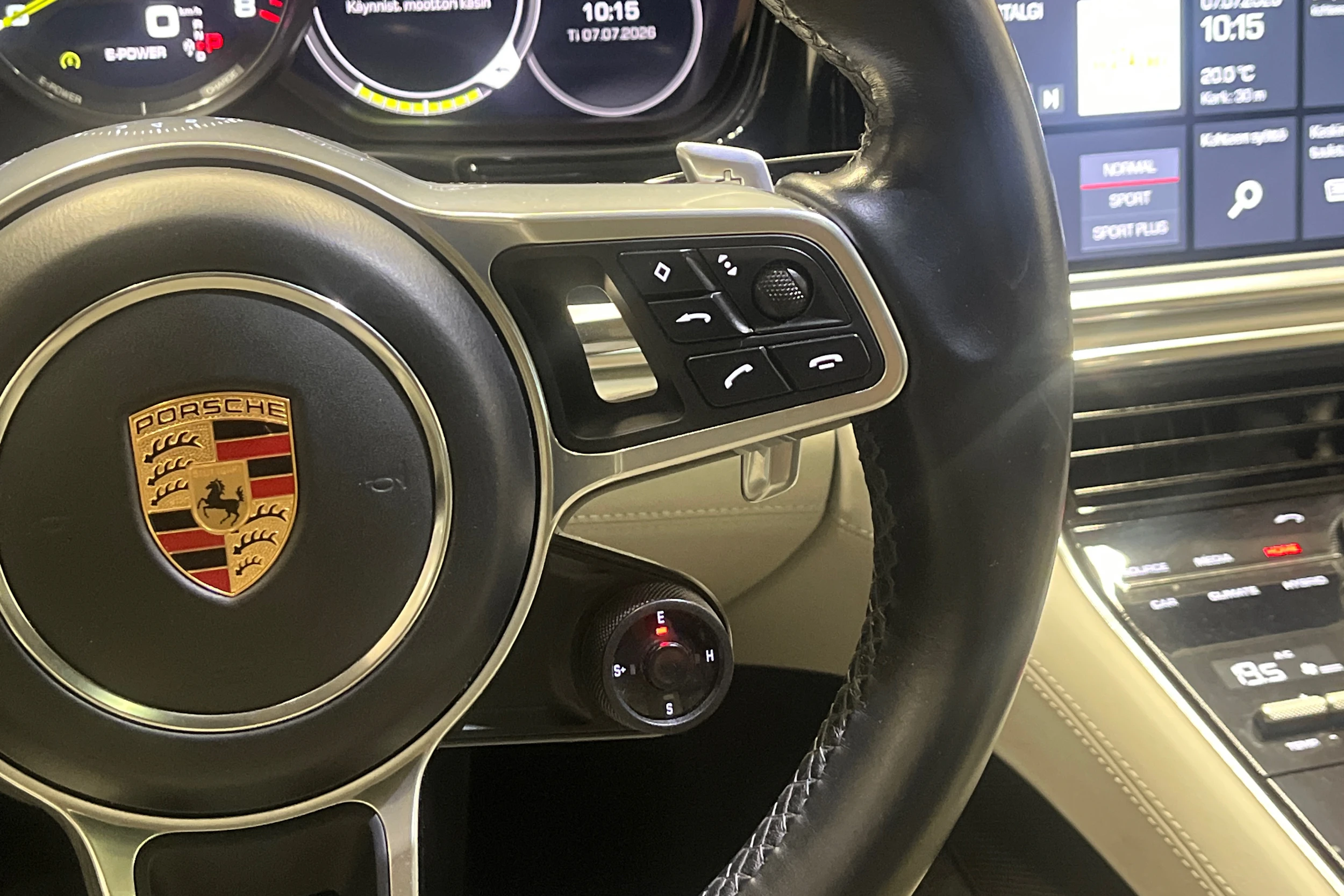 harmaa Porsche Panamera 2020 kuva 16.