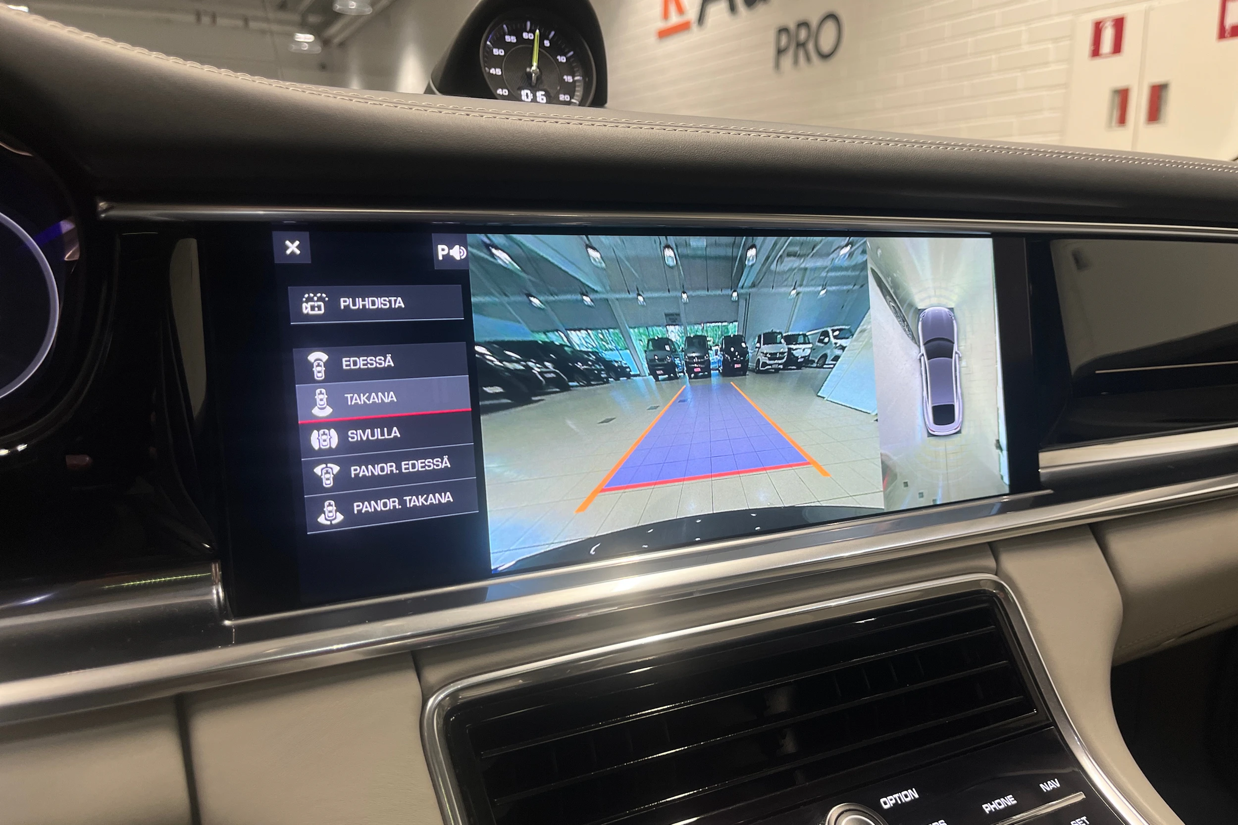 harmaa Porsche Panamera 2020 kuva 17.