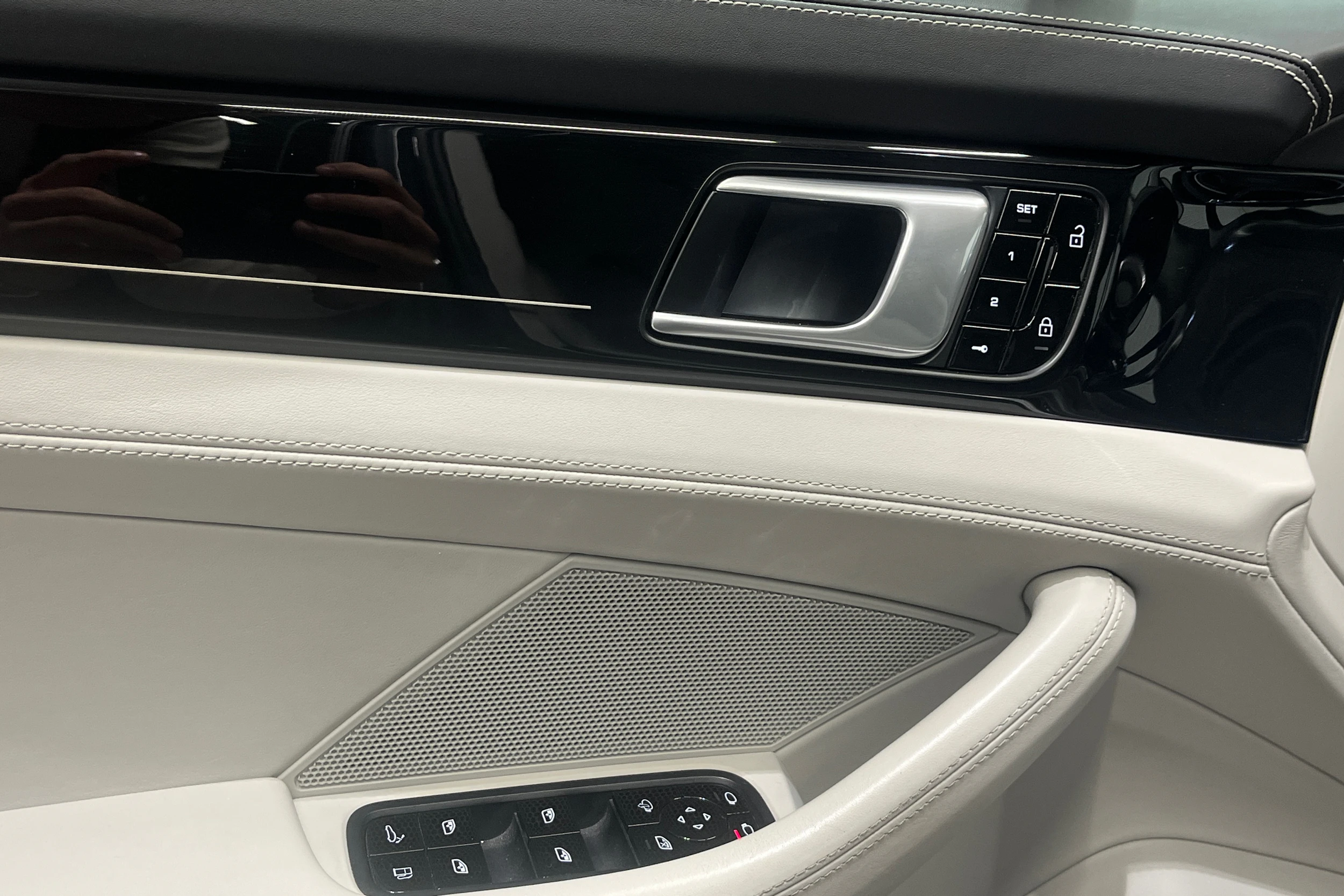 harmaa Porsche Panamera 2020 kuva 18.