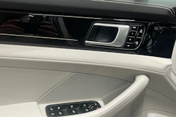 harmaa Porsche Panamera 2020 kuva 18.