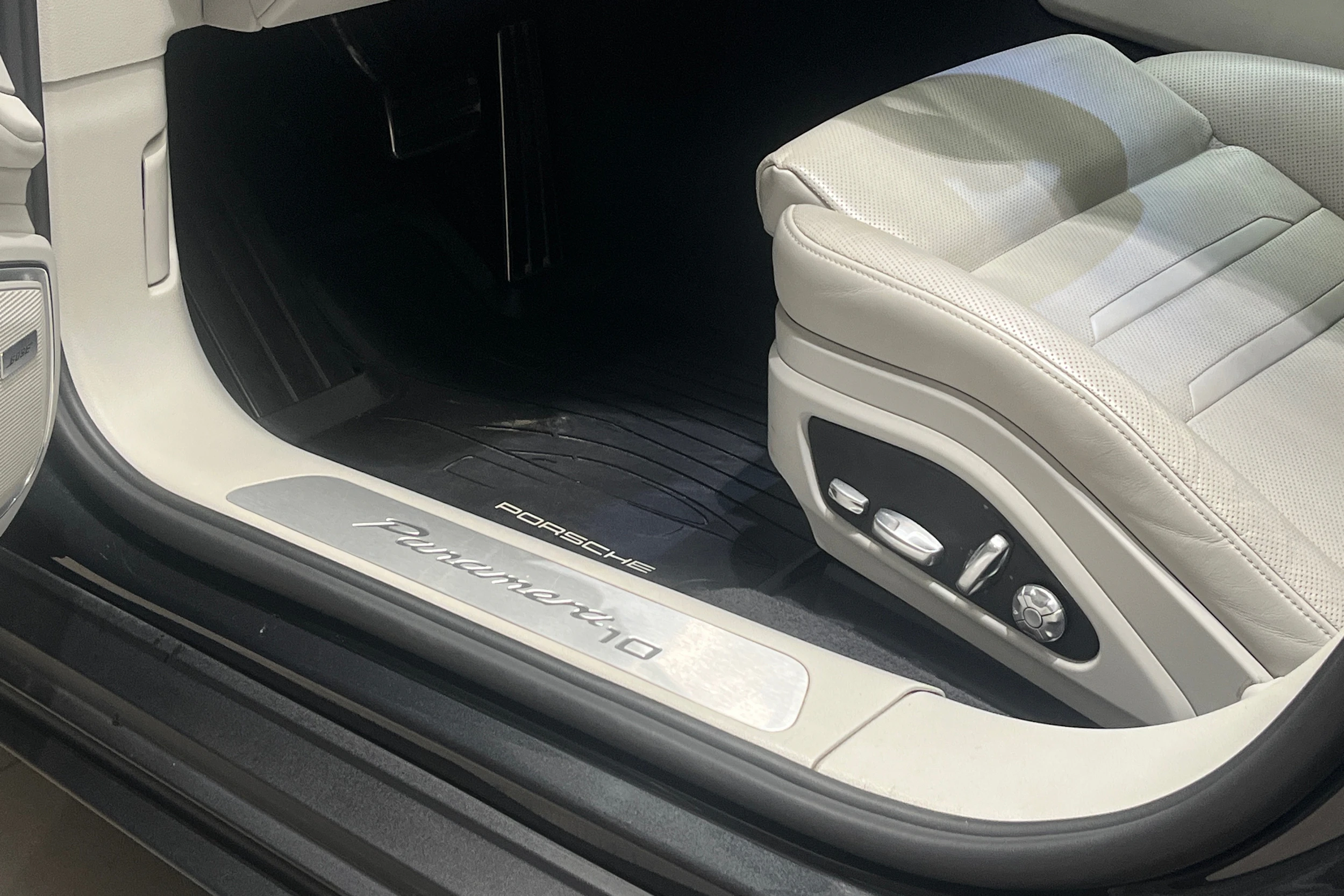 harmaa Porsche Panamera 2020 kuva 20.