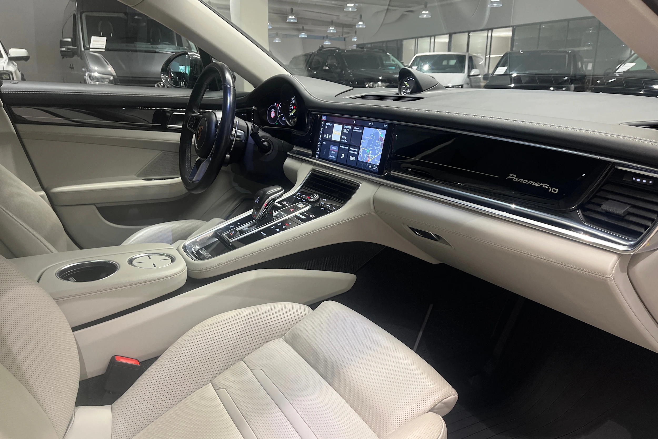 harmaa Porsche Panamera 2020 kuva 22.