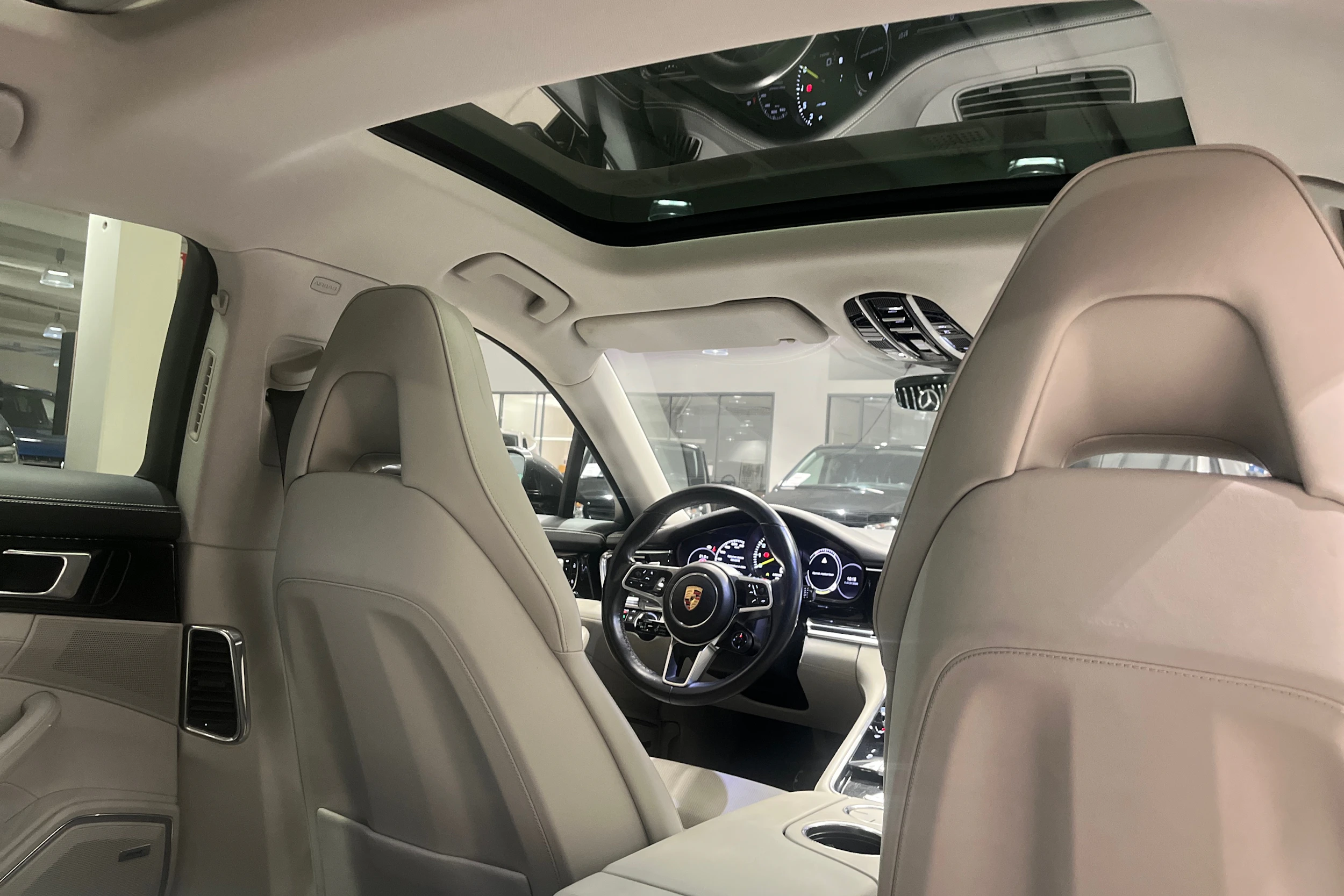 harmaa Porsche Panamera 2020 kuva 23.