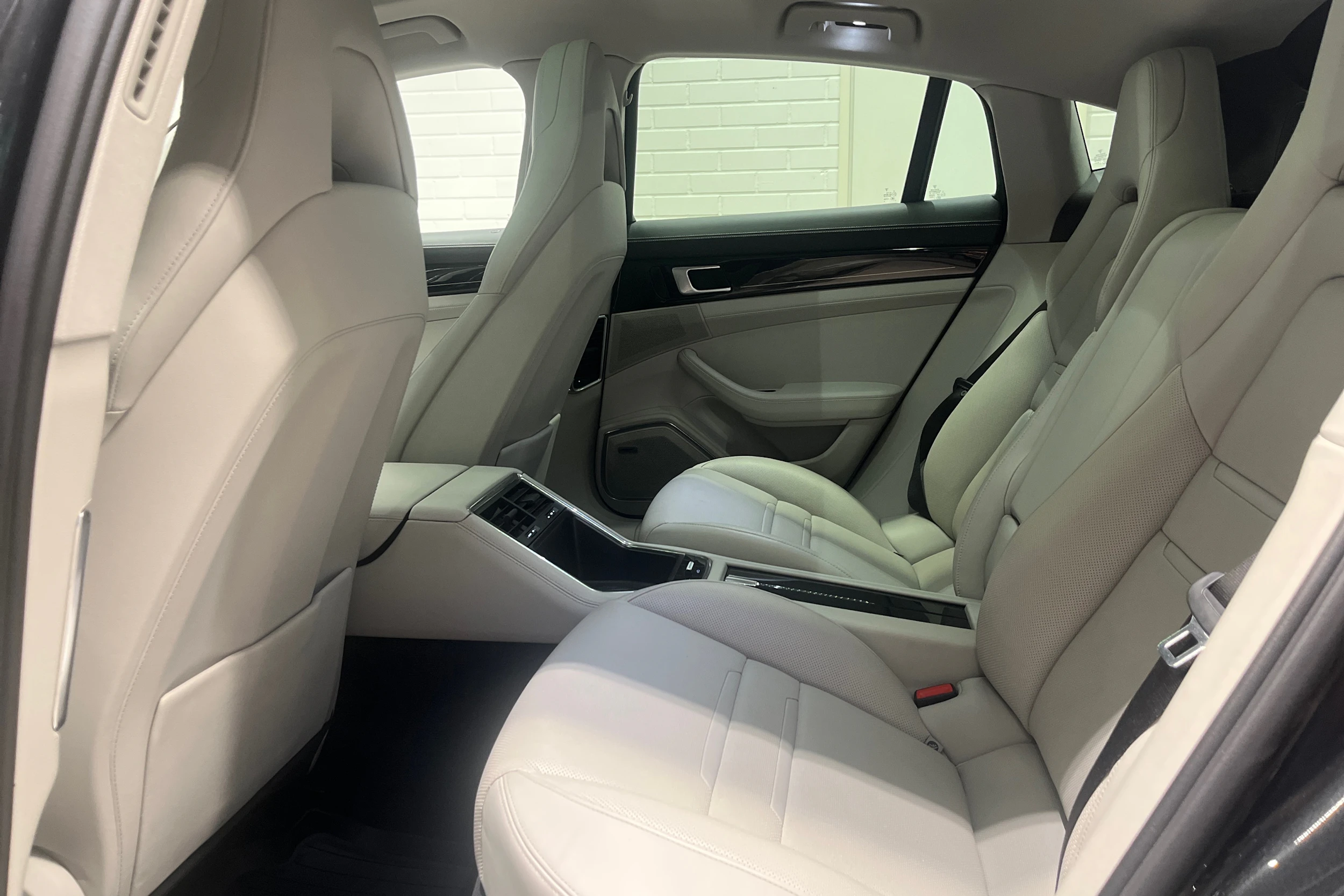 harmaa Porsche Panamera 2020 kuva 25.