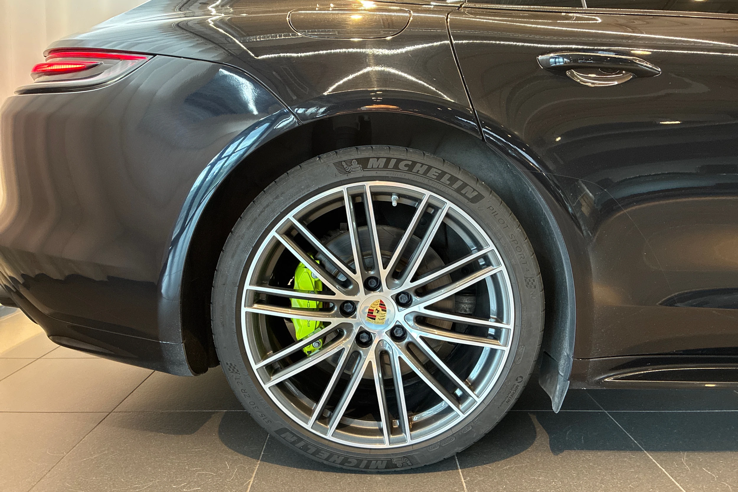 Musta Porsche Panamera 2020 kuva 10.