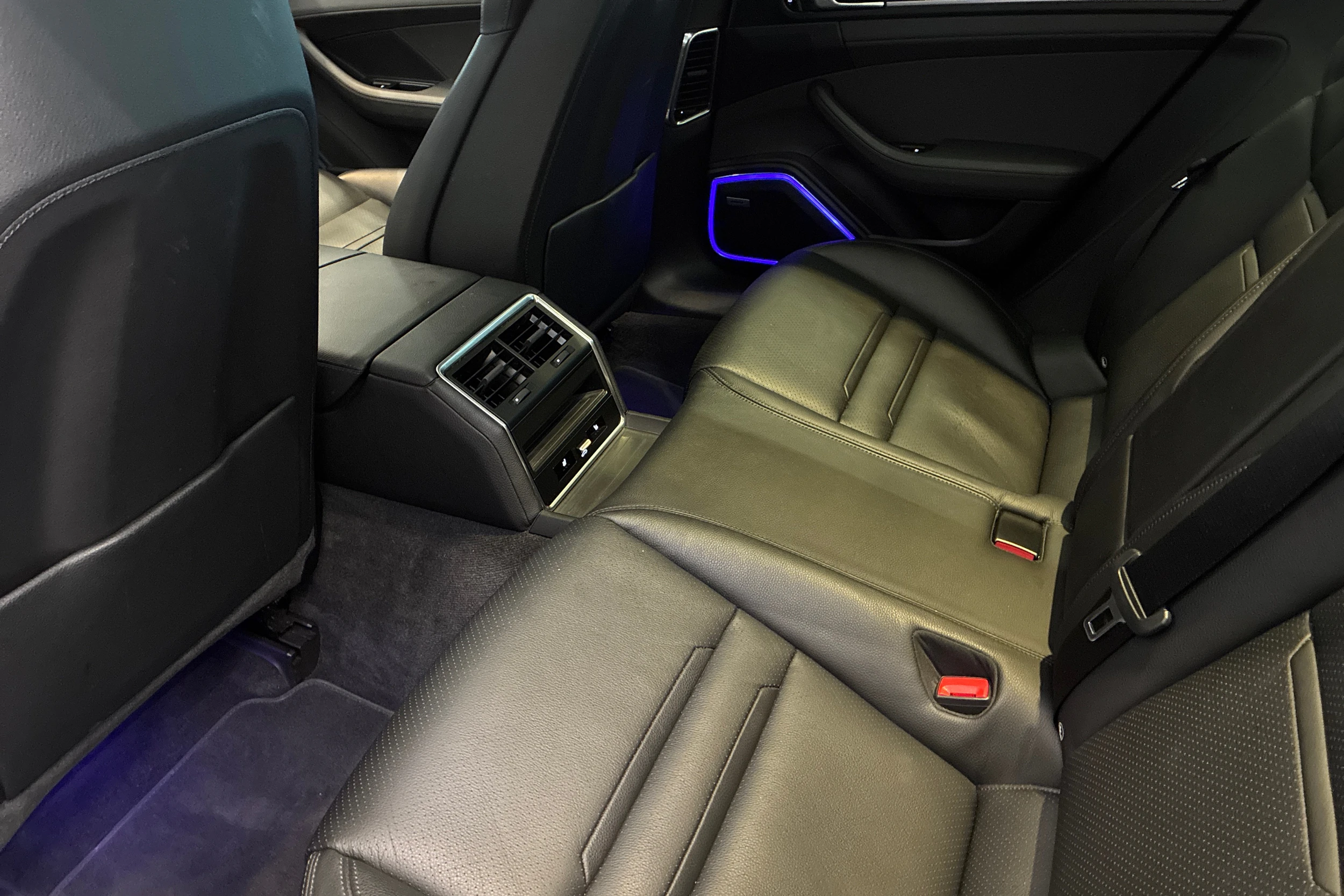 Musta Porsche Panamera 2020 kuva 21.