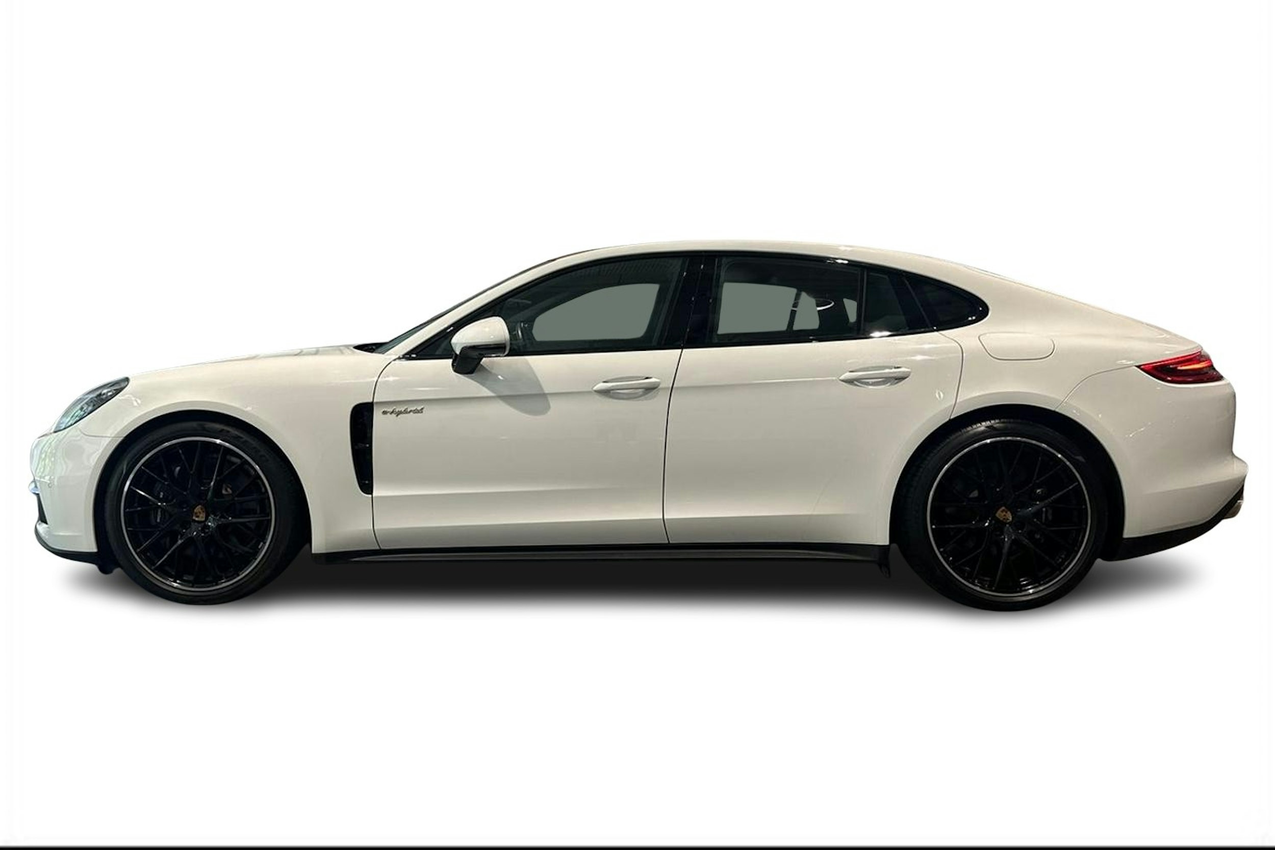 Valkoinen Porsche Panamera 2020 kuva 5.