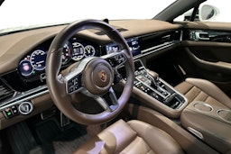 Valkoinen Porsche Panamera 2020 kuva 6.