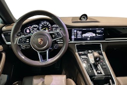 Valkoinen Porsche Panamera 2020 kuva 7.