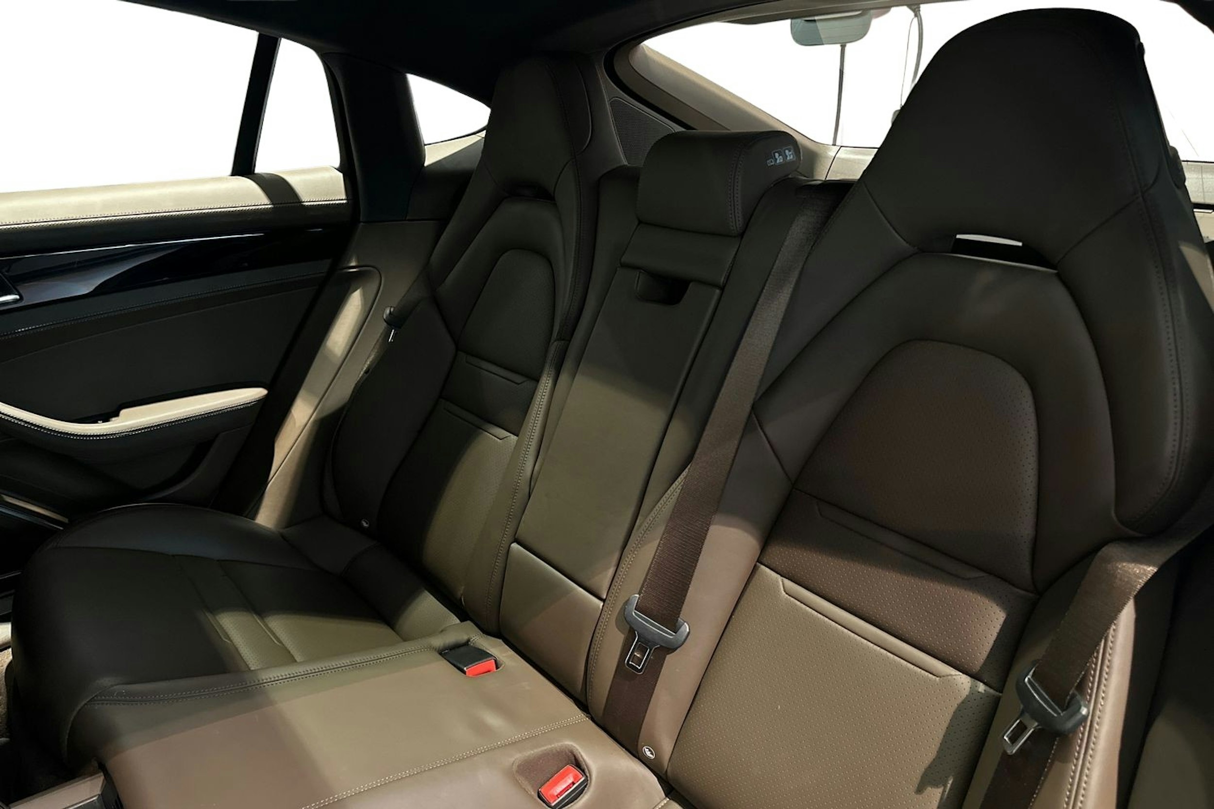 Valkoinen Porsche Panamera 2020 kuva 8.