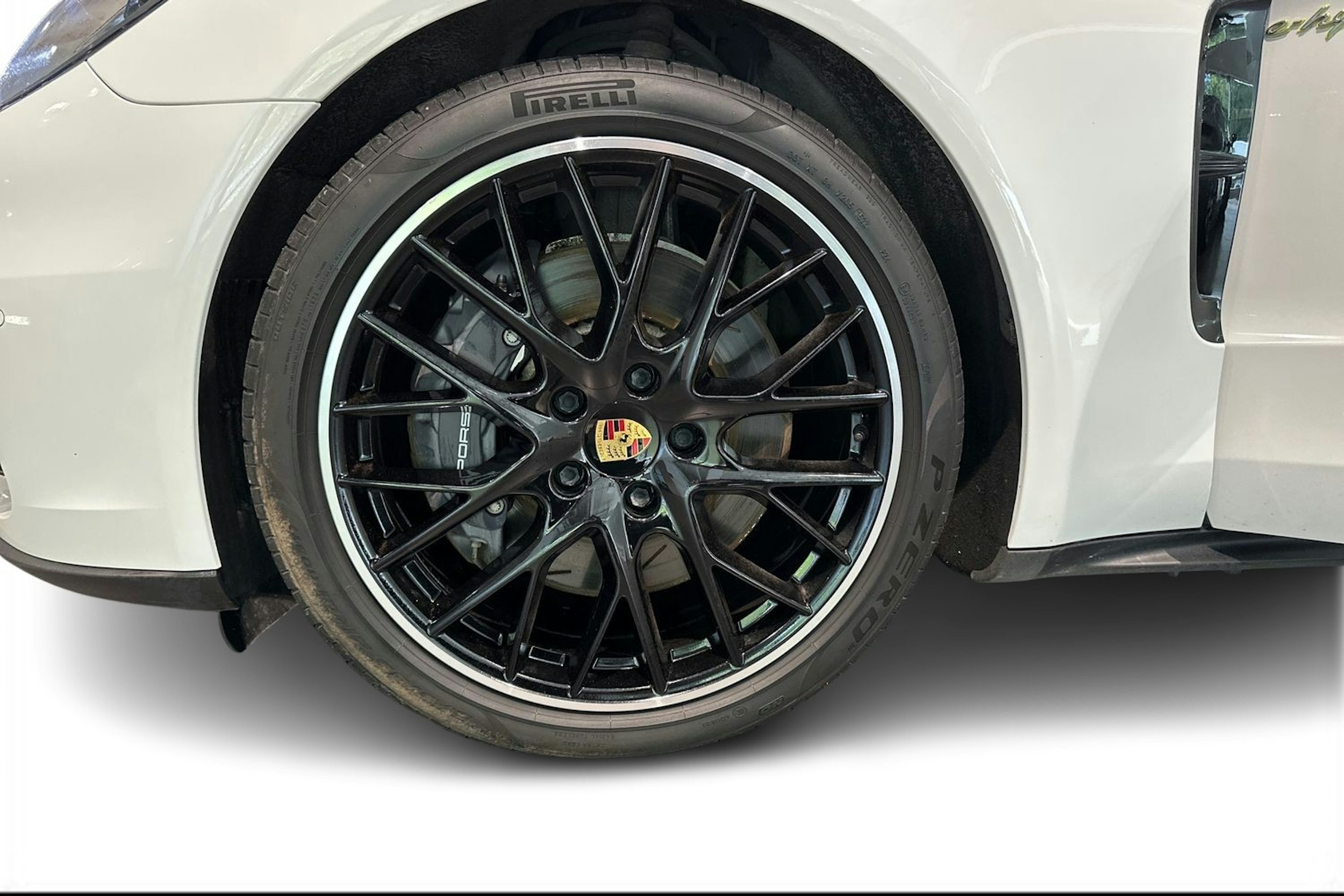 Valkoinen Porsche Panamera 2020 kuva 9.