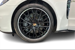Valkoinen Porsche Panamera 2020 kuva 9.