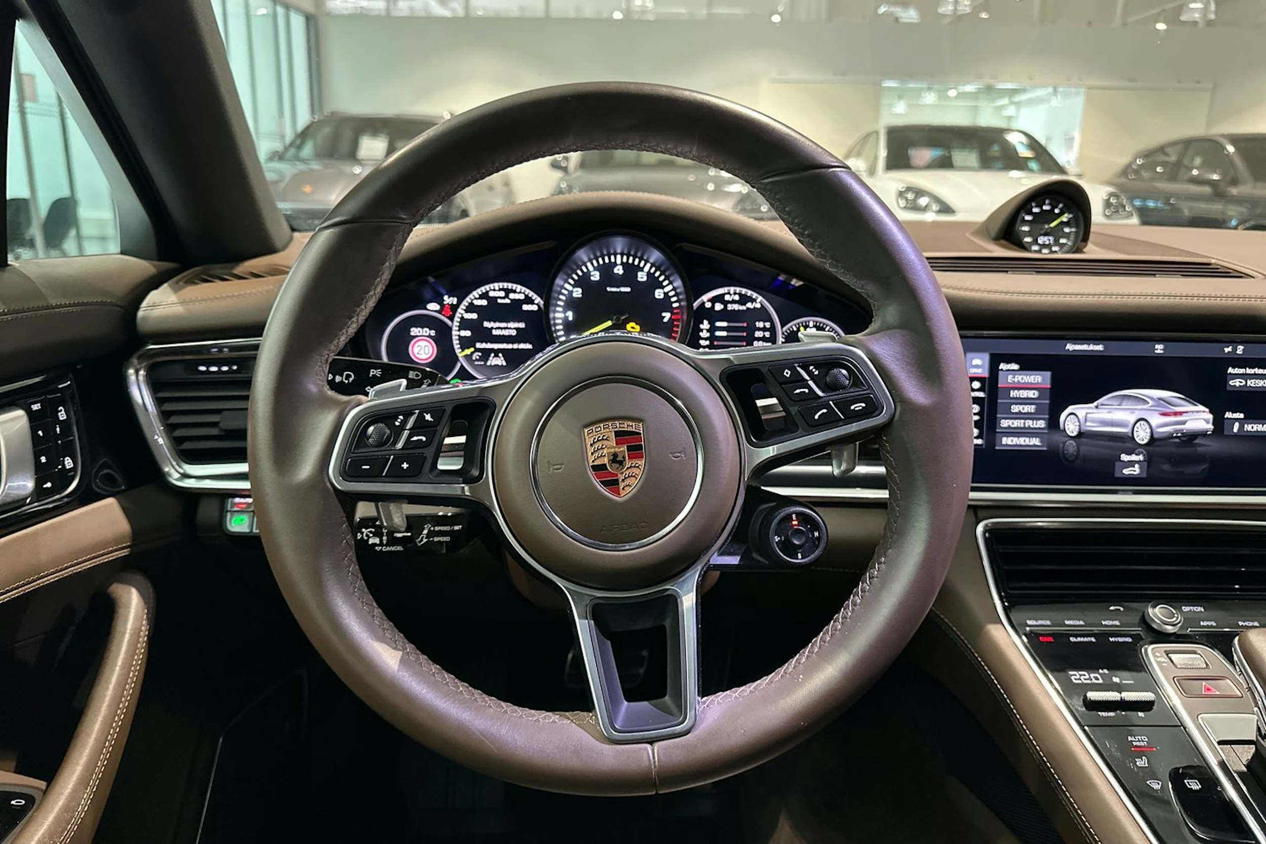 Valkoinen Porsche Panamera 2020 kuva 10.