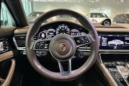 Valkoinen Porsche Panamera 2020 kuva 10.