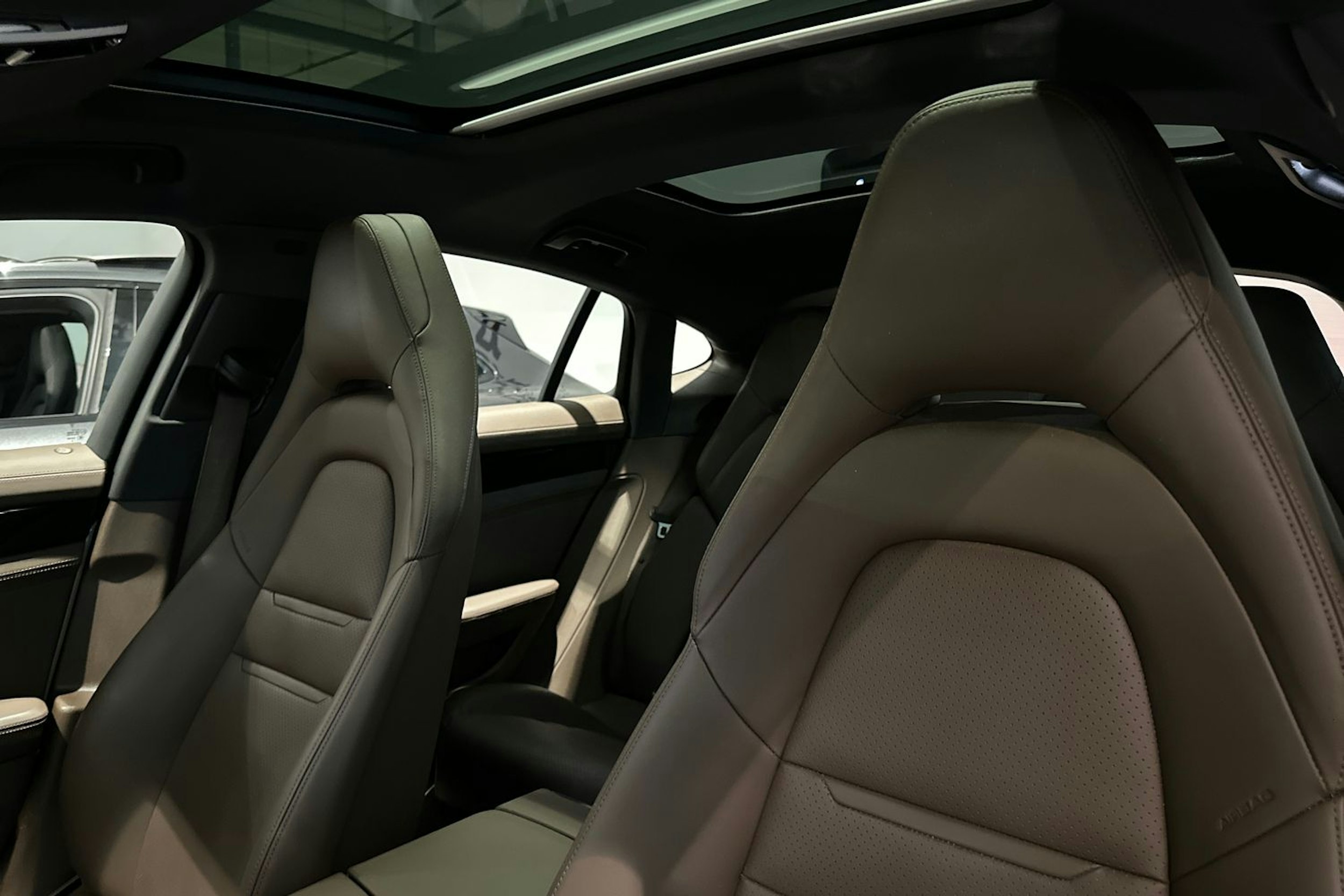 Valkoinen Porsche Panamera 2020 kuva 11.