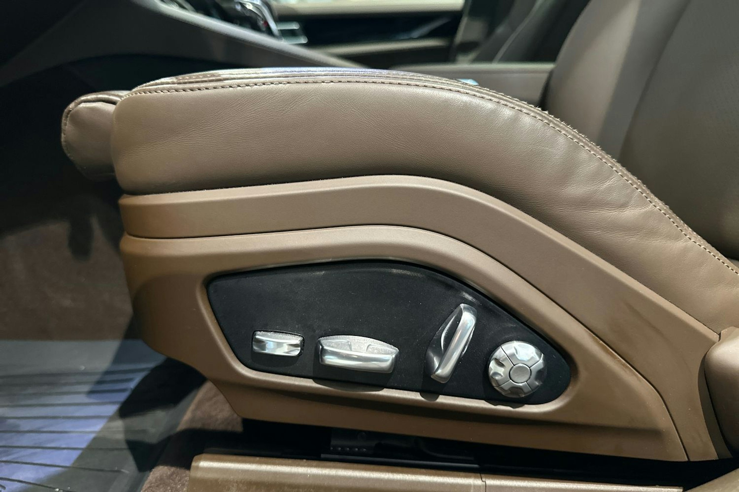 Valkoinen Porsche Panamera 2020 kuva 12.
