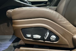 Valkoinen Porsche Panamera 2020 kuva 12.