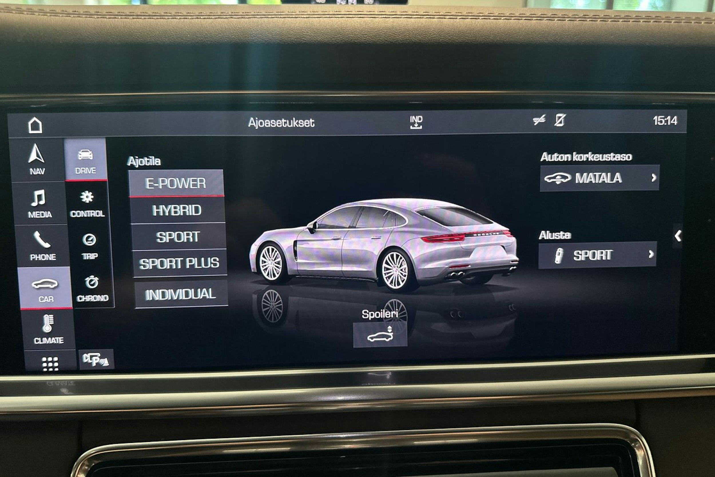 Valkoinen Porsche Panamera 2020 kuva 14.
