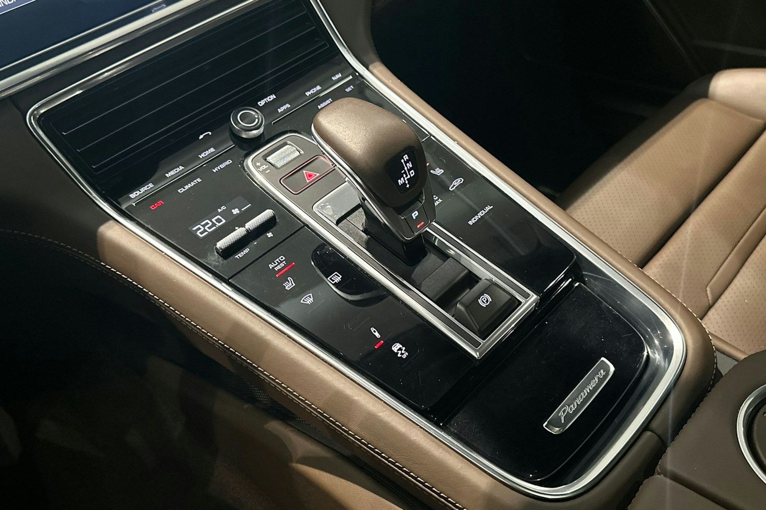 Valkoinen Porsche Panamera 2020 kuva 16.
