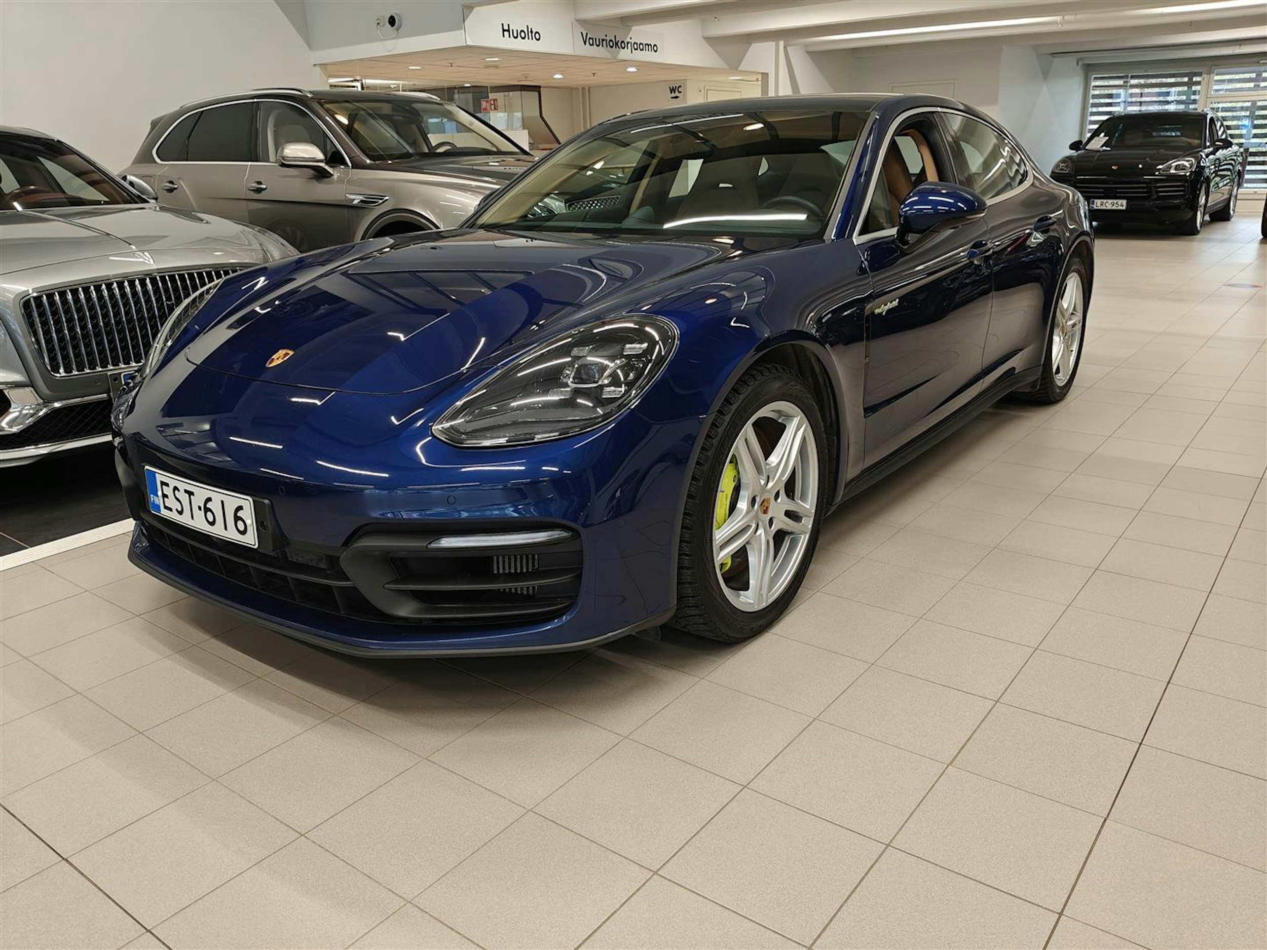 sininen Porsche Panamera 2021 kuva 1.