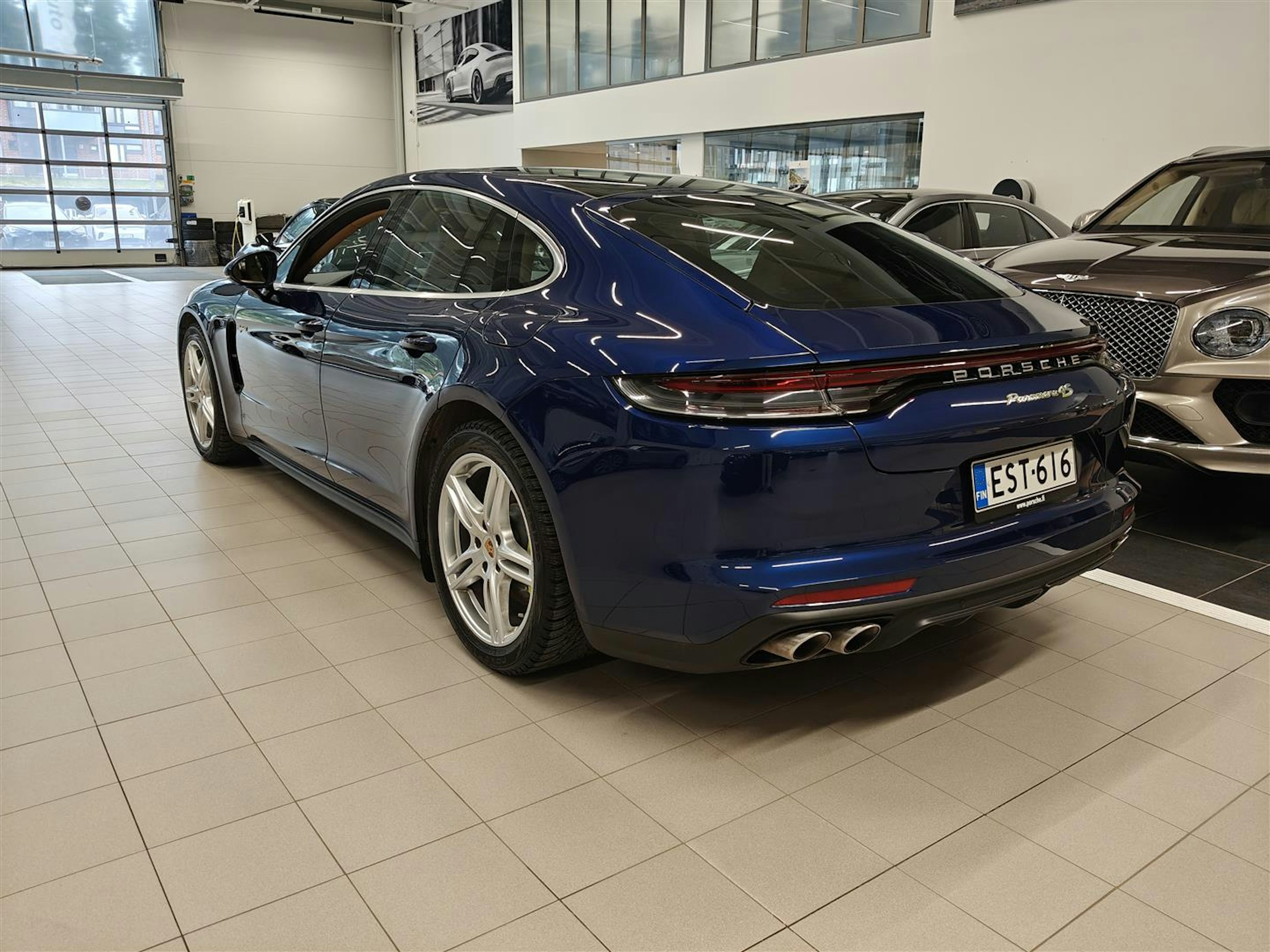 sininen Porsche Panamera 2021 kuva 2.