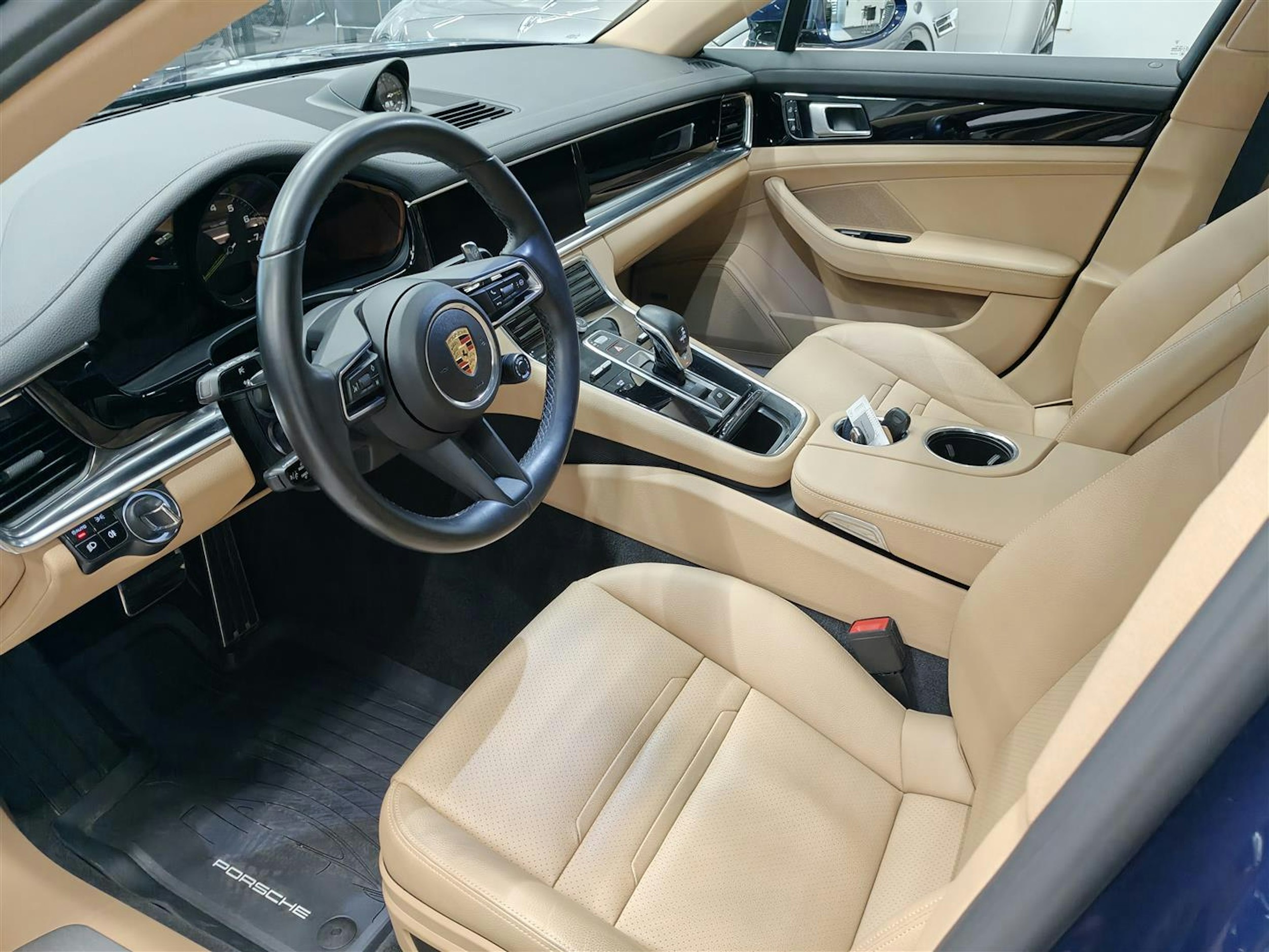 sininen Porsche Panamera 2021 kuva 3.