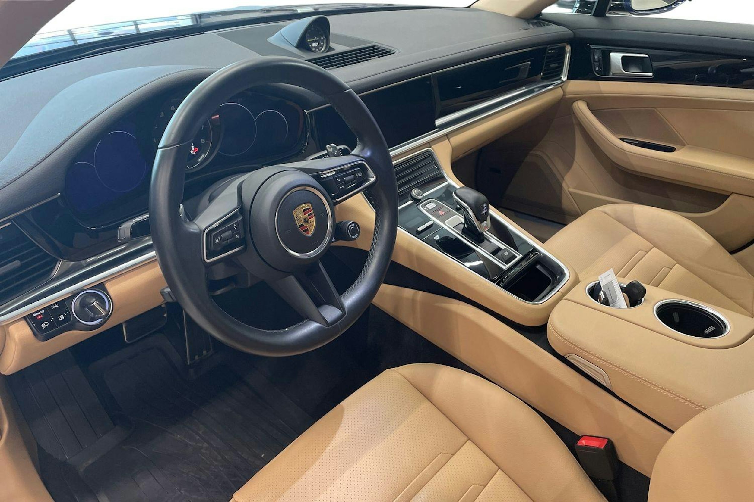 sininen Porsche Panamera 2021 kuva 6.