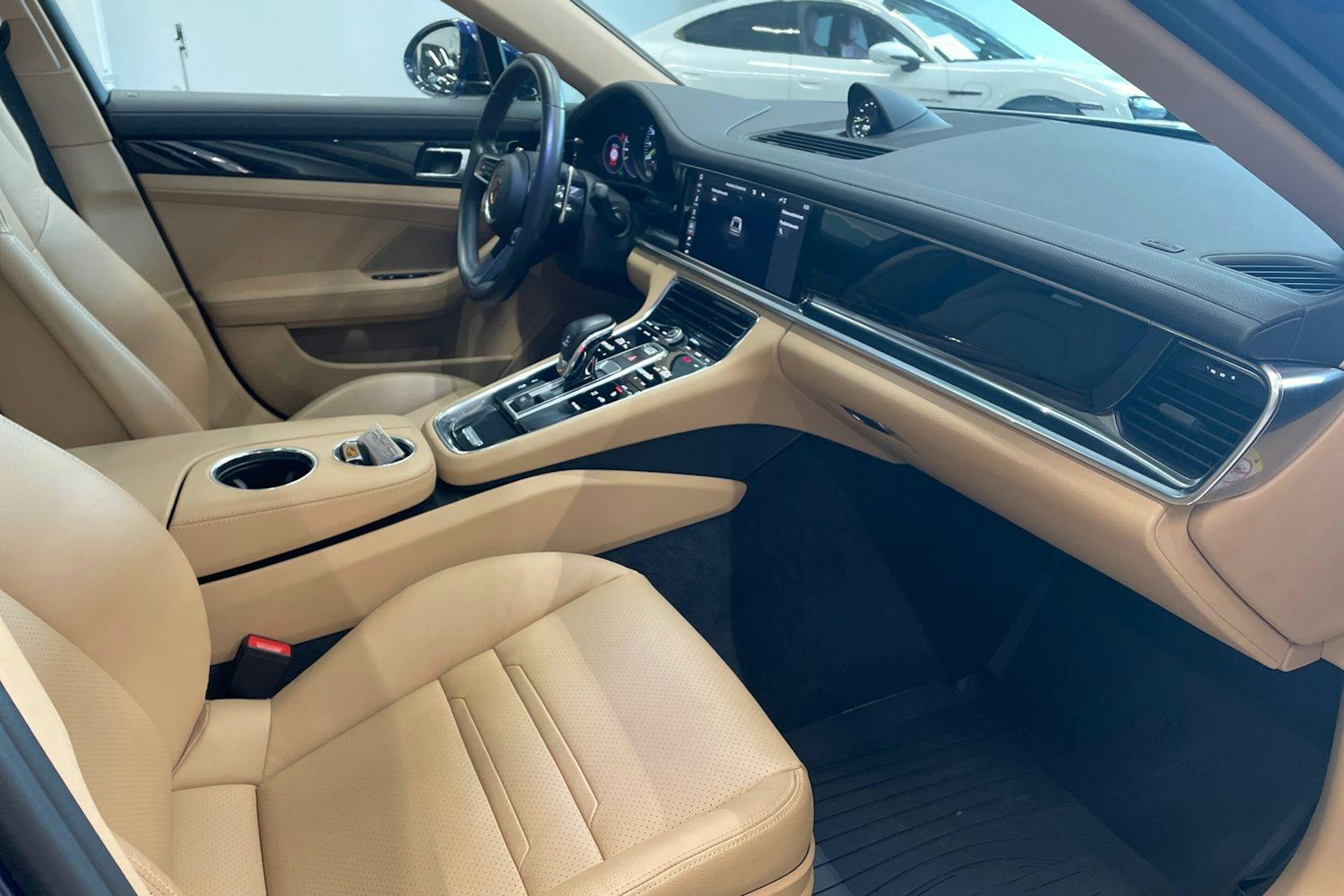 sininen Porsche Panamera 2021 kuva 22.