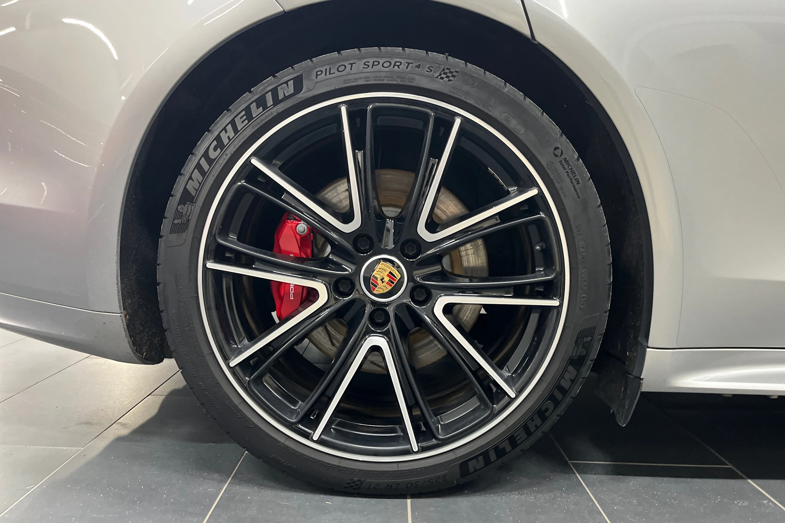harmaa Porsche Panamera 2021 kuva 10.
