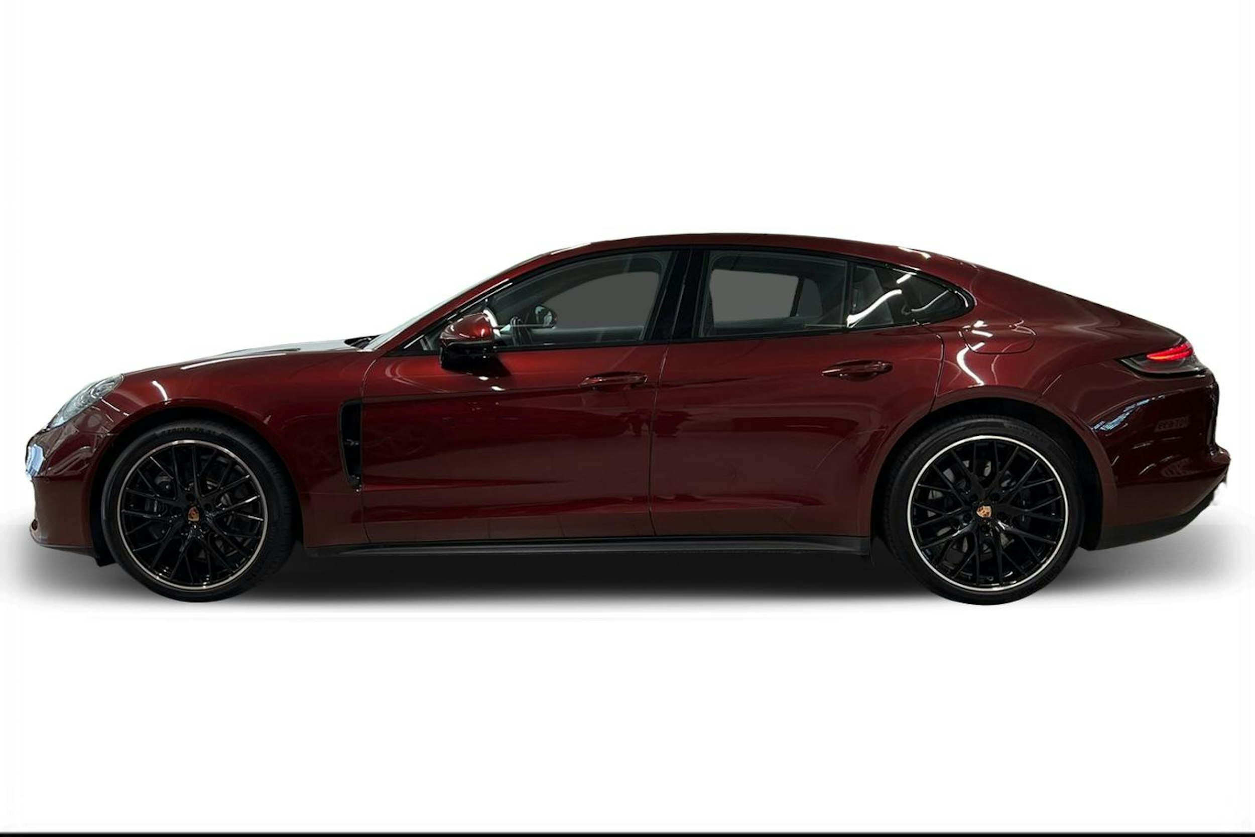 met. Punainen Porsche Panamera 2021 kuva 5.