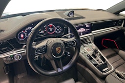 met. Punainen Porsche Panamera 2021 kuva 6.