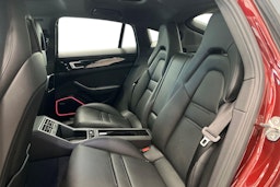 met. Punainen Porsche Panamera 2021 kuva 7.