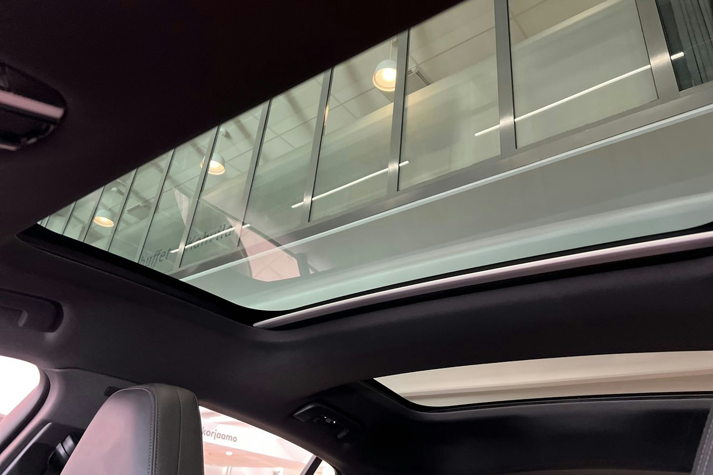 met. Punainen Porsche Panamera 2021 kuva 11.
