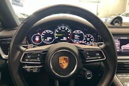 met. Punainen Porsche Panamera 2021 kuva 12.