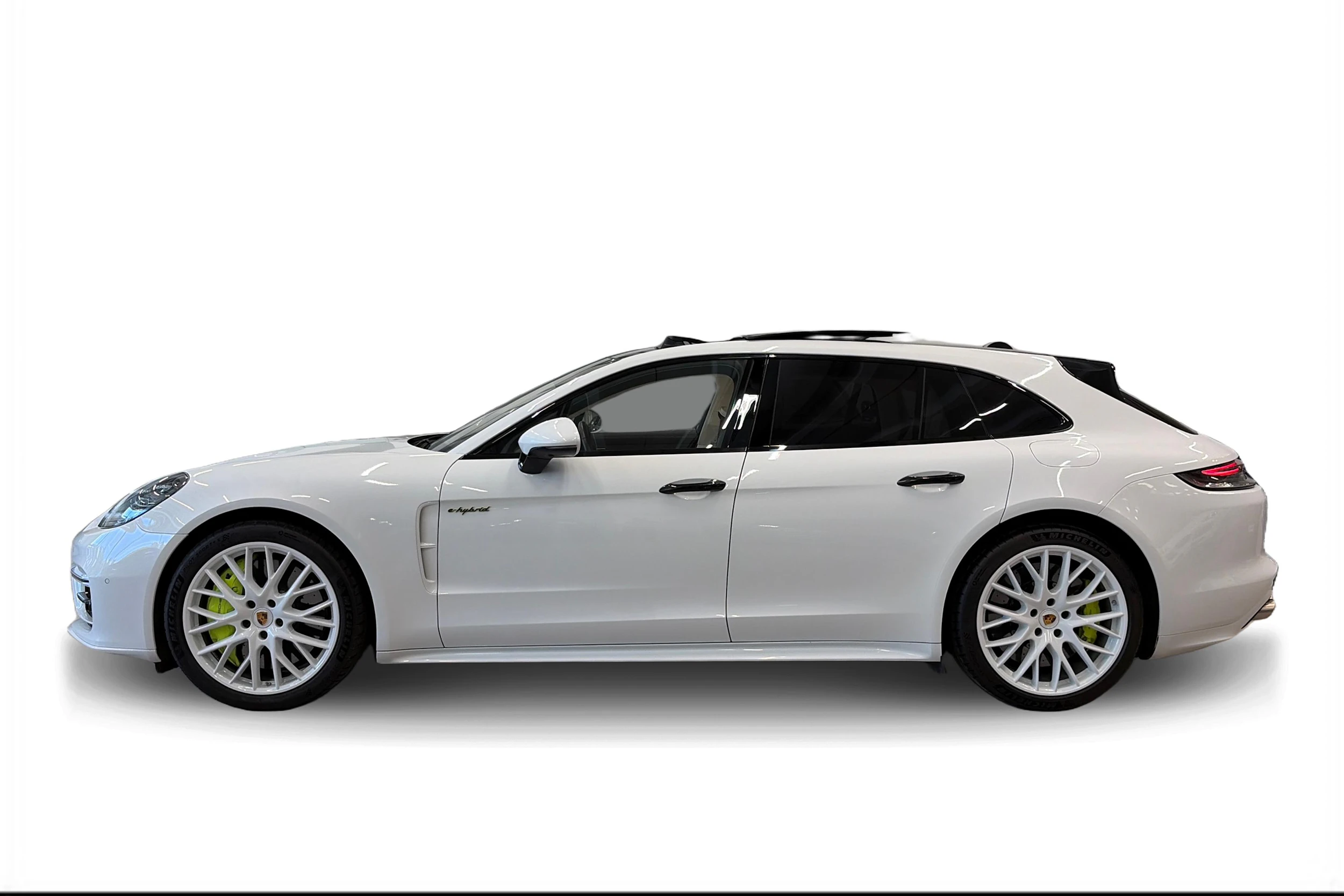 valkoinen Porsche Panamera 2022 kuva 6.