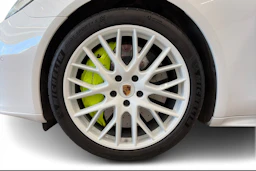 valkoinen Porsche Panamera 2022 kuva 11.