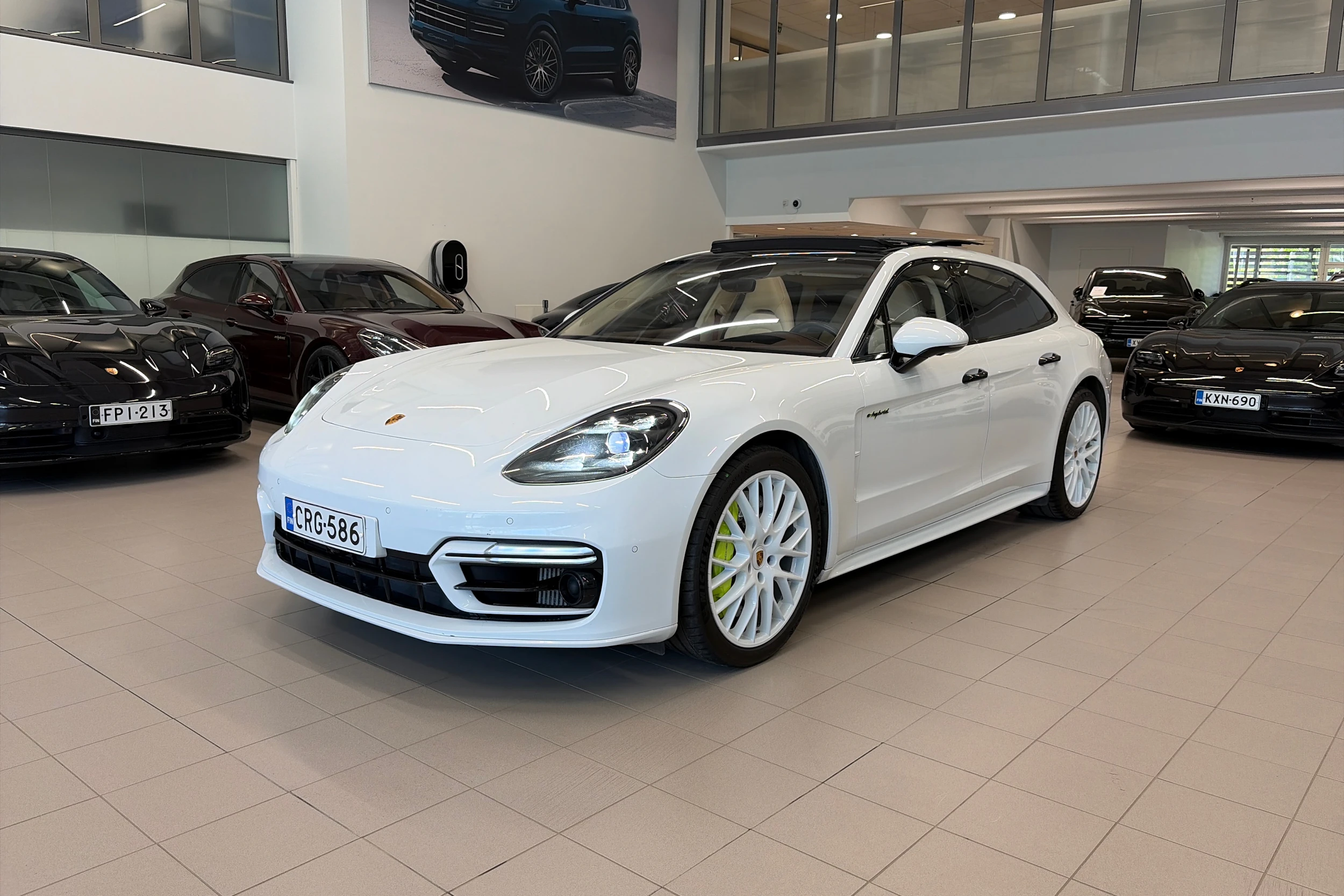 valkoinen Porsche Panamera 2022 kuva 12.