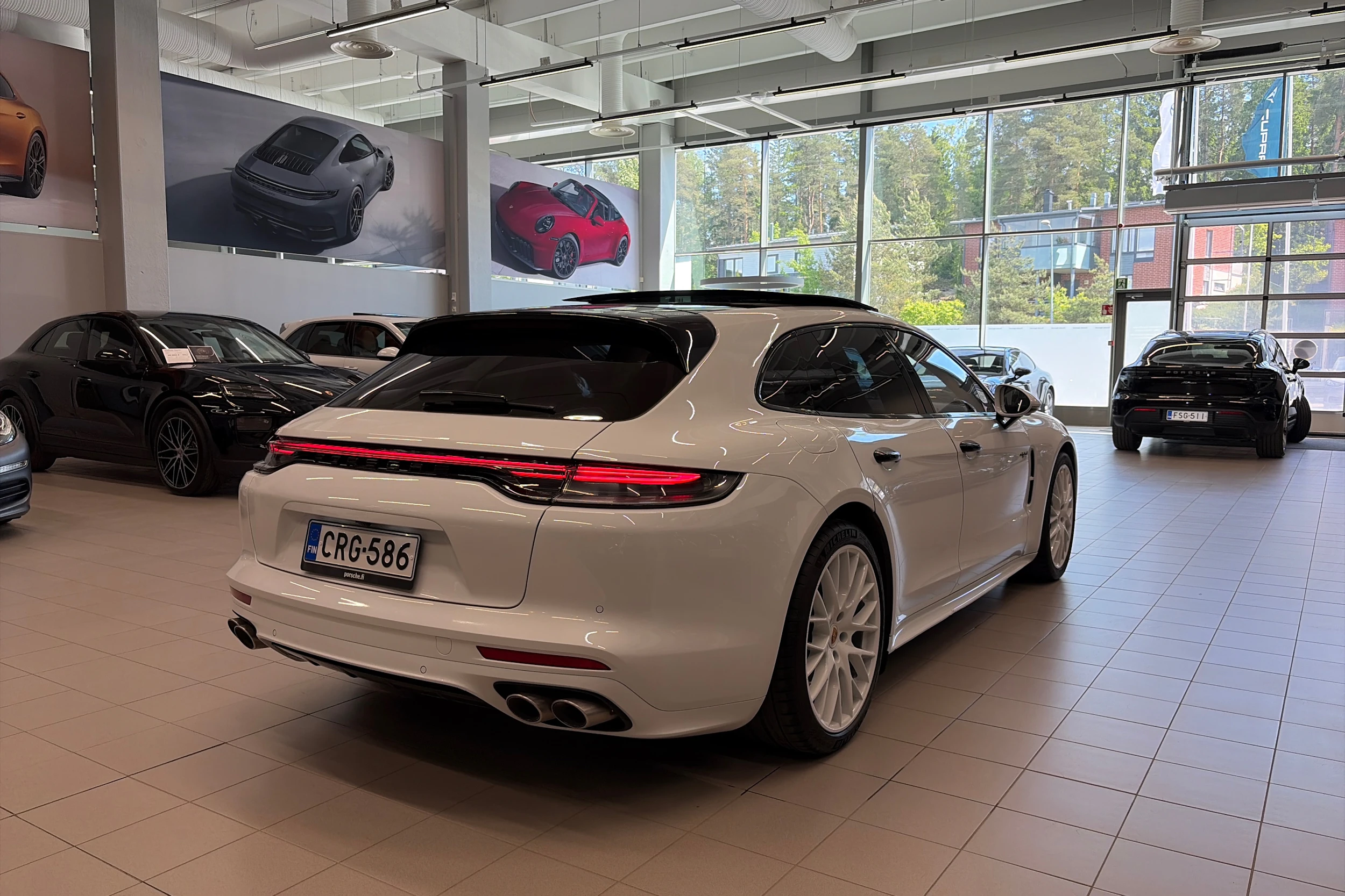 valkoinen Porsche Panamera 2022 kuva 13.