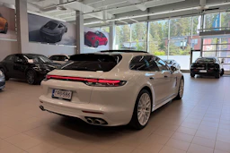 valkoinen Porsche Panamera 2022 kuva 13.