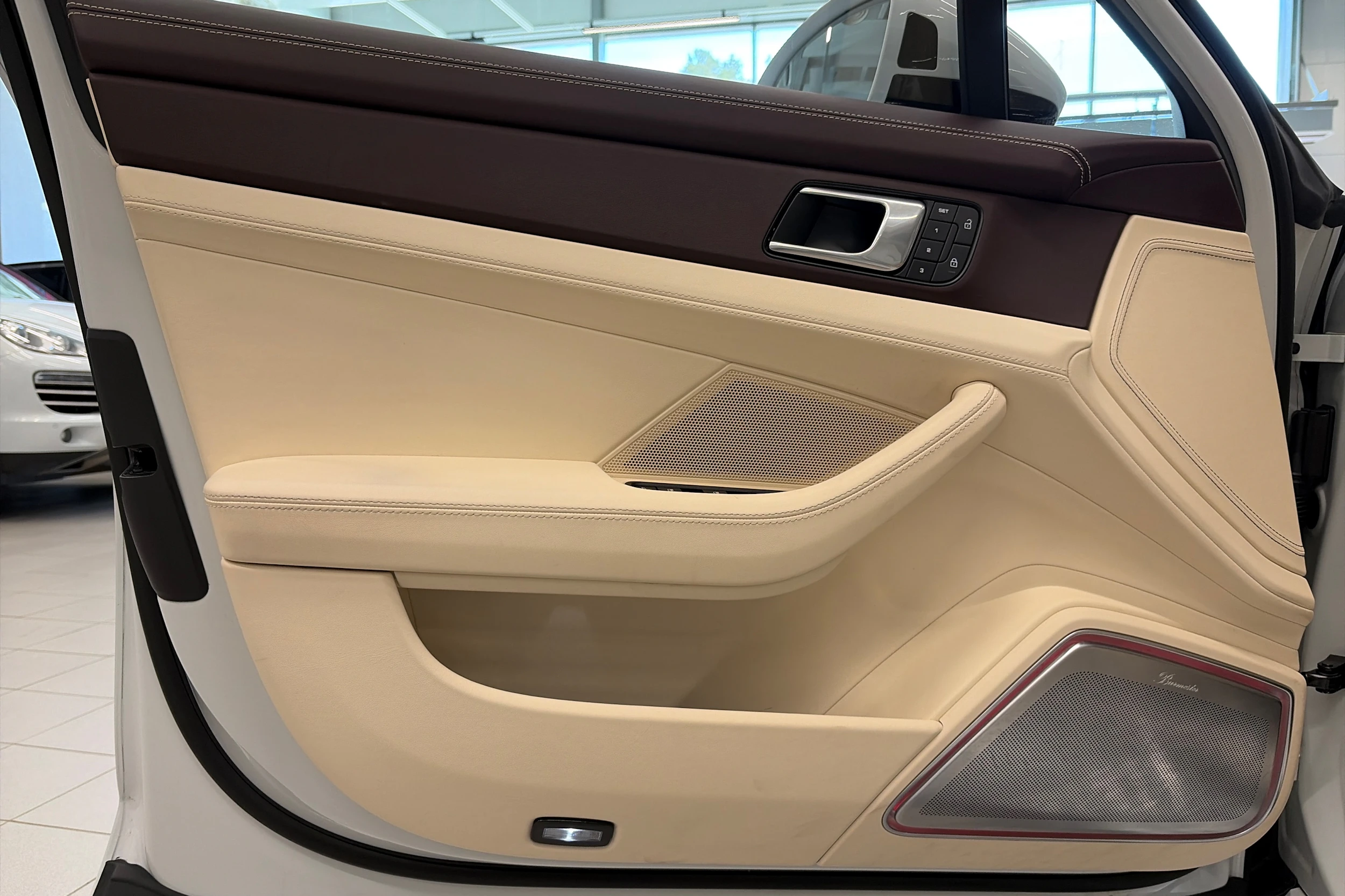 valkoinen Porsche Panamera 2022 kuva 14.