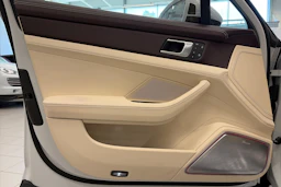 valkoinen Porsche Panamera 2022 kuva 14.