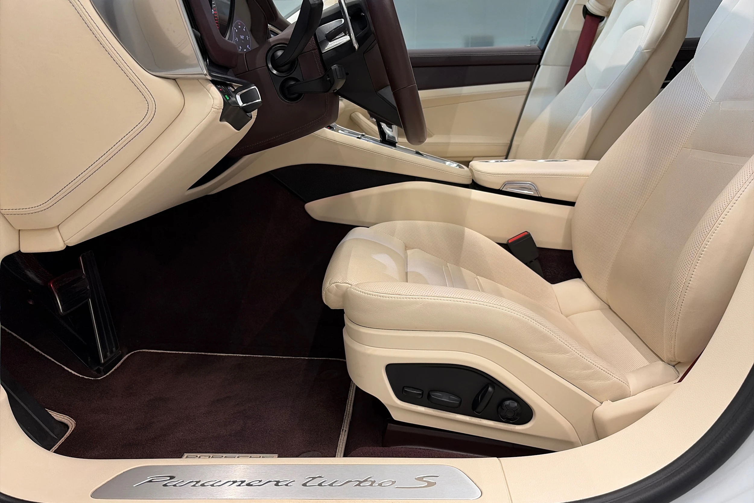 valkoinen Porsche Panamera 2022 kuva 15.