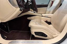 valkoinen Porsche Panamera 2022 kuva 15.