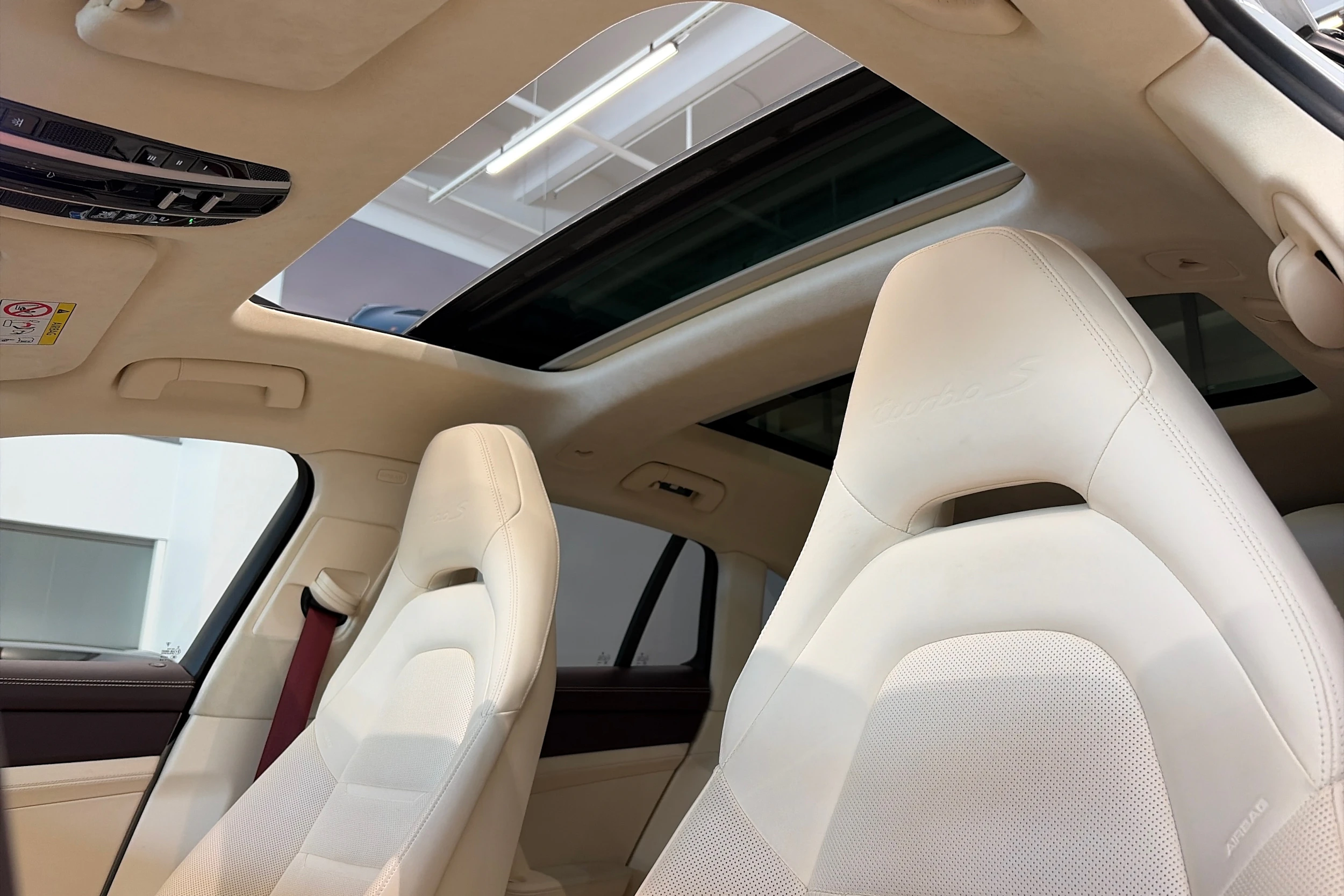 valkoinen Porsche Panamera 2022 kuva 16.