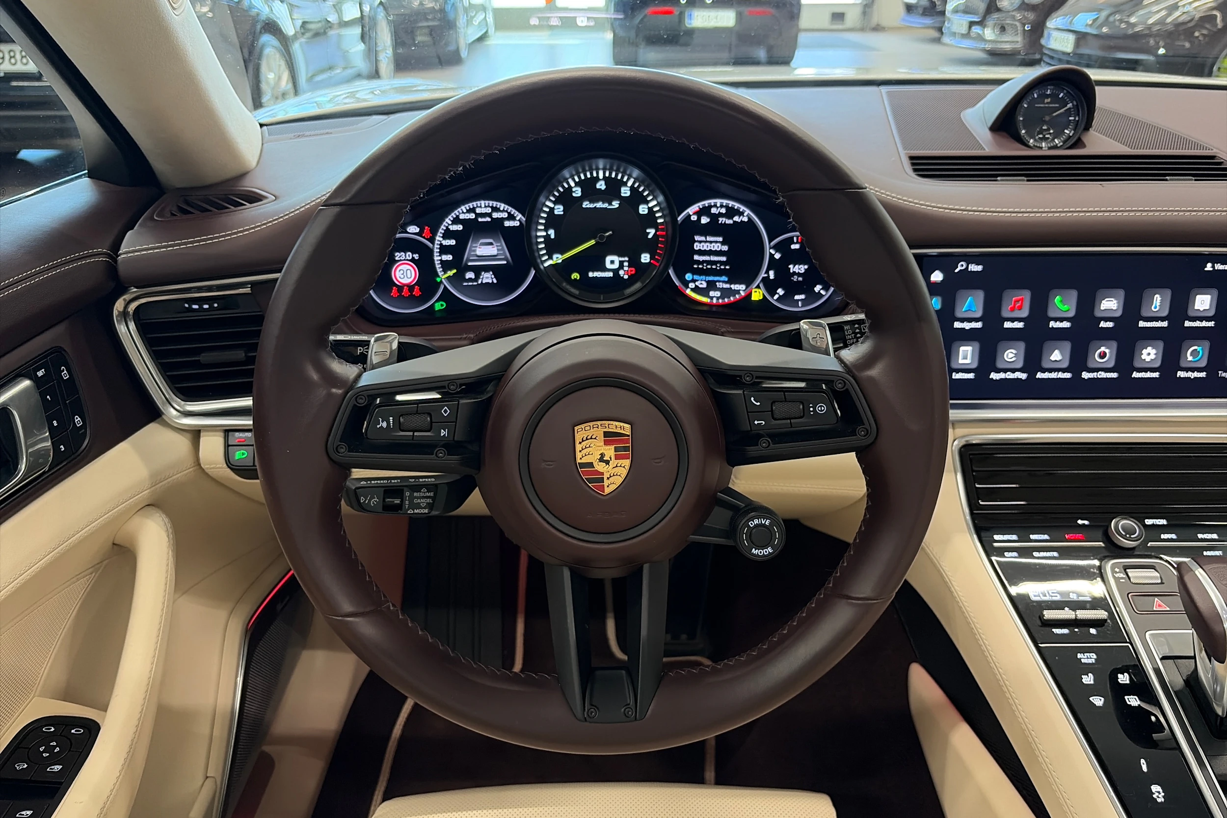 valkoinen Porsche Panamera 2022 kuva 17.