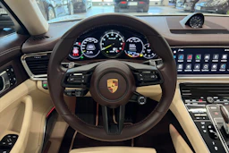 valkoinen Porsche Panamera 2022 kuva 17.