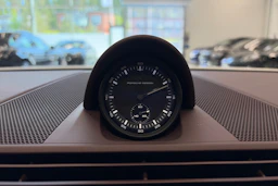valkoinen Porsche Panamera 2022 kuva 19.